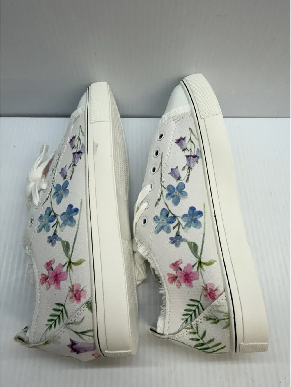 Woman's Tennis Shoes Floral White Size 9.5/41 Unbranded